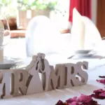 Hochzeitstisch-Dekoration mit Mr & Mrs Schriftzug in der Event-Location Langenhorst.