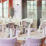 Innenansicht des Festsaals in der Event-Location Langenhorst mit Tageslicht.