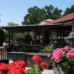 Außenbereich mit Terrasse und Blumen der Event-Location Langenhorst in Isselburg.