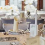 Menükarte und Weingläser auf einem Hochzeitstisch in der Event-Location Langenhorst.