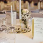 Detailaufnahme einer Hochzeitsdekoration mit Kerzen in der Event-Location Langenhorst.