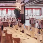 Innenansicht des Saals, festlich gedeckte Tische in der Event-Location Langenhorst.