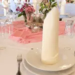 Runder Tisch, festlich gedeckt für eine Geburtstagsfeier in der Event-Location Langenhorst.