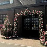 Willkommen in Ihrem Traum: Der festlich geschmückte Eingang für unvergessliche Hochzeiten.