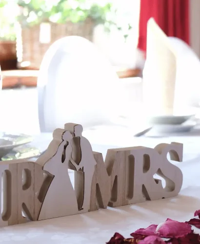Hochzeitstisch-Dekoration mit Mr & Mrs Schriftzug in der Event-Location Langenhorst.