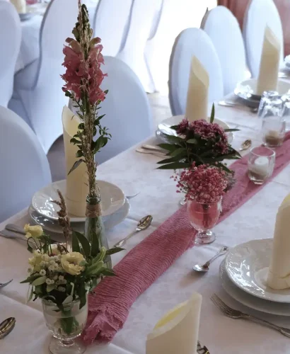 Lange Tafel mit Hochzeitsdekoration in der Event-Location Langenhorst.