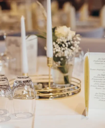 Detailaufnahme einer Hochzeitsdekoration mit Kerzen in der Event-Location Langenhorst.