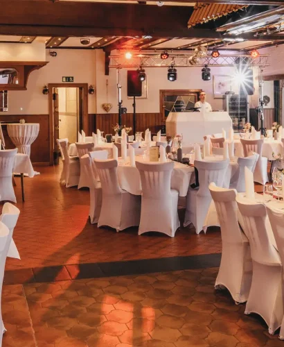 Festsaal der Event-Location Langenhorst mit runden Tischen und Tanzfläche für Hochzeiten und Feiern.