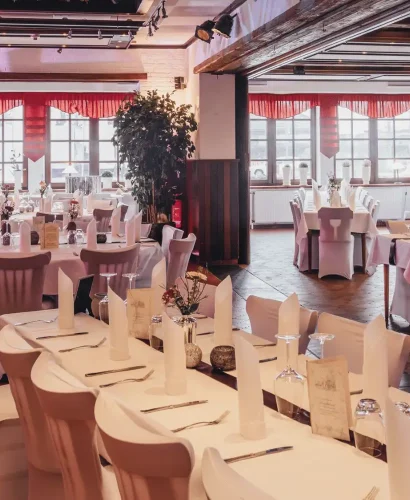 Innenansicht des Saals, festlich gedeckte Tische in der Event-Location Langenhorst.