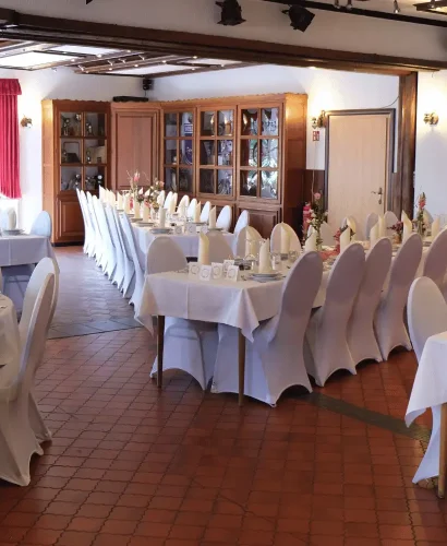 Tafelbestuhlung für kleinere Gesellschaften in der Event-Location Langenhorst.