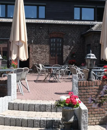 Außenfassade und Terrasse der Event-Location Langenhorst in Isselburg, Niederrhein.